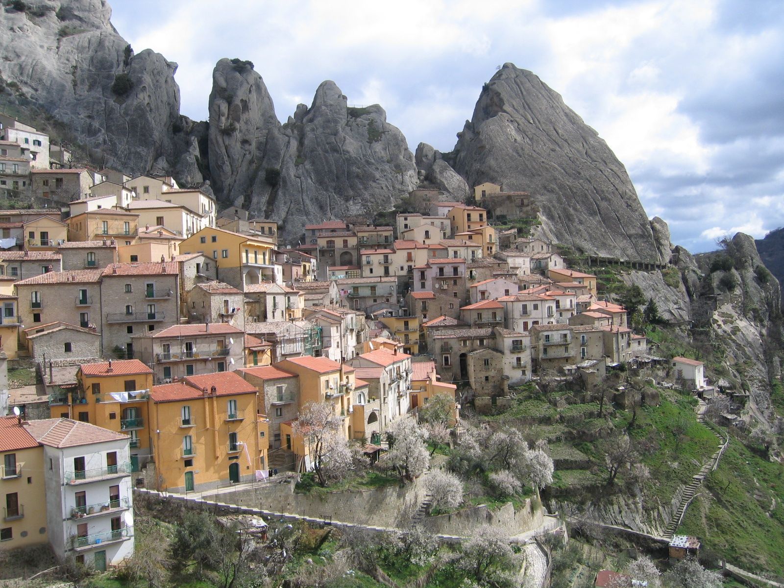 Il paese di Castelmezzano con le case colorate sotto le rocce delle Dolomiti lucane