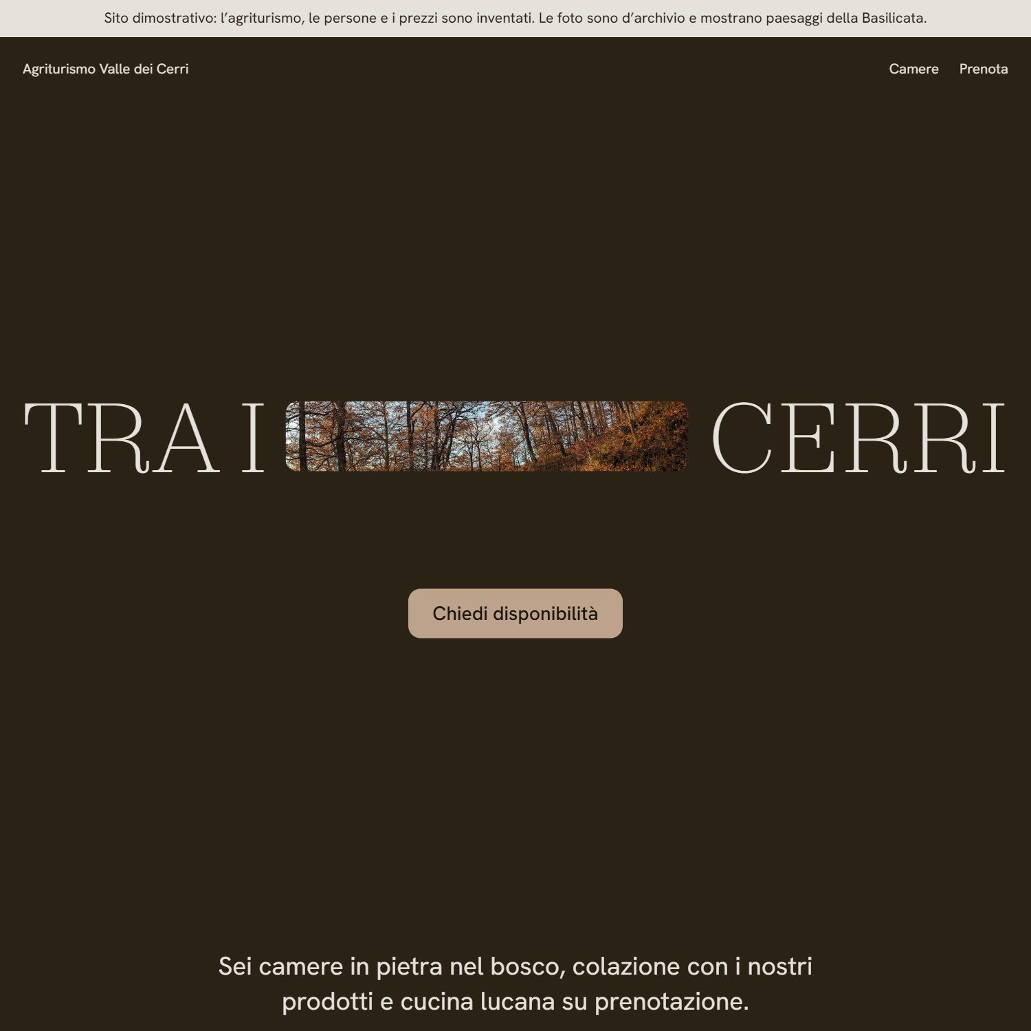 Il sito dimostrativo dell’agriturismo visto su un computer: la scritta Tra i cerri con una foto del bosco in autunno al posto di una parola