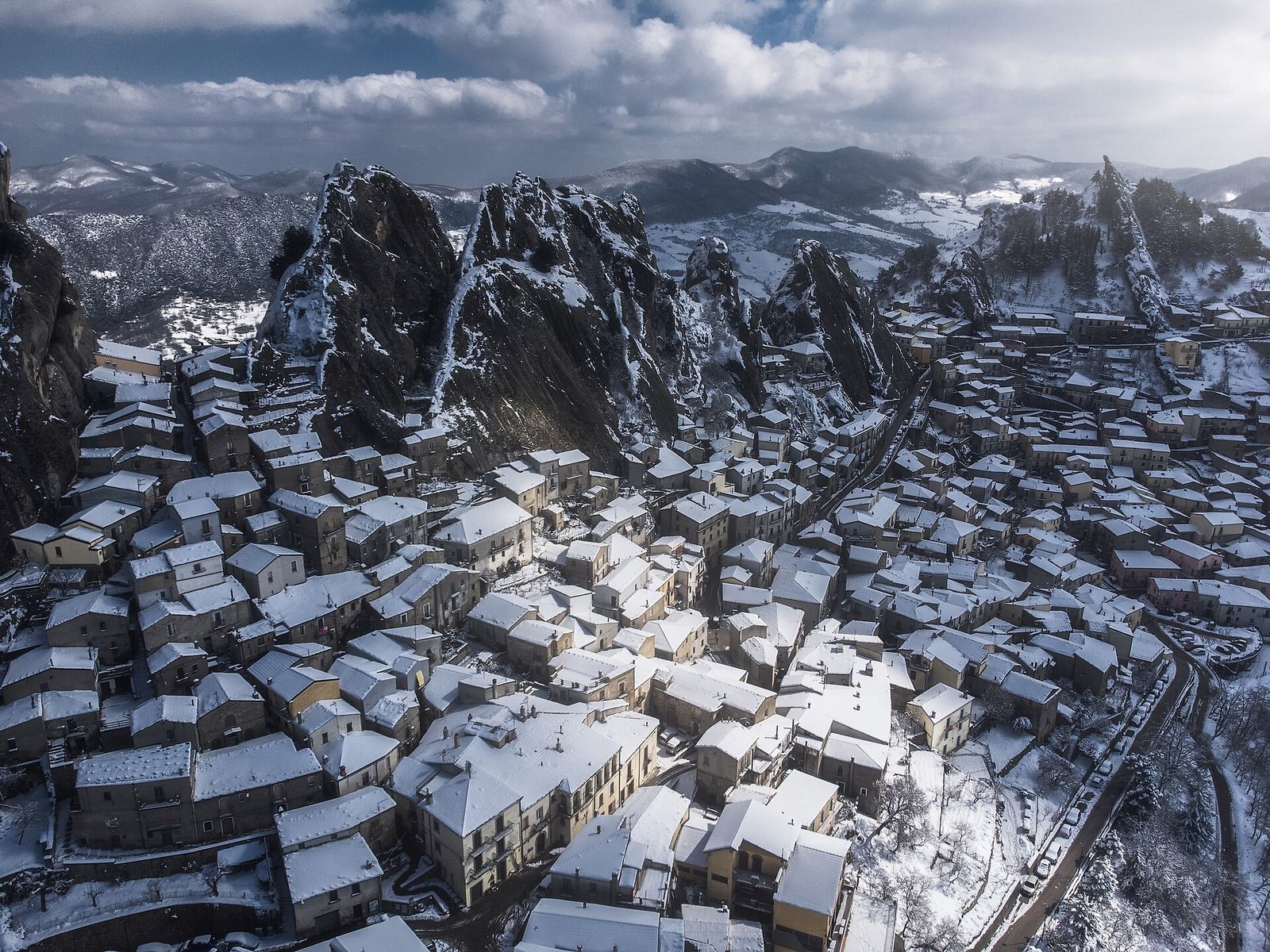 Il paese di Pietrapertosa coperto di neve, visto dall’alto tra le rocce